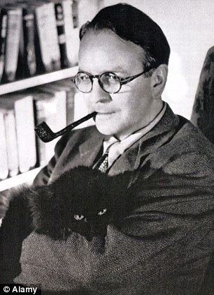 Although Veronica Lake was given the lead female role in Raymond Chandler's The Blue Dahlia, Chandler was no fan. He reportedly referred to her as Moronica Lake. (Photo: Alamy via The Daily Mail)